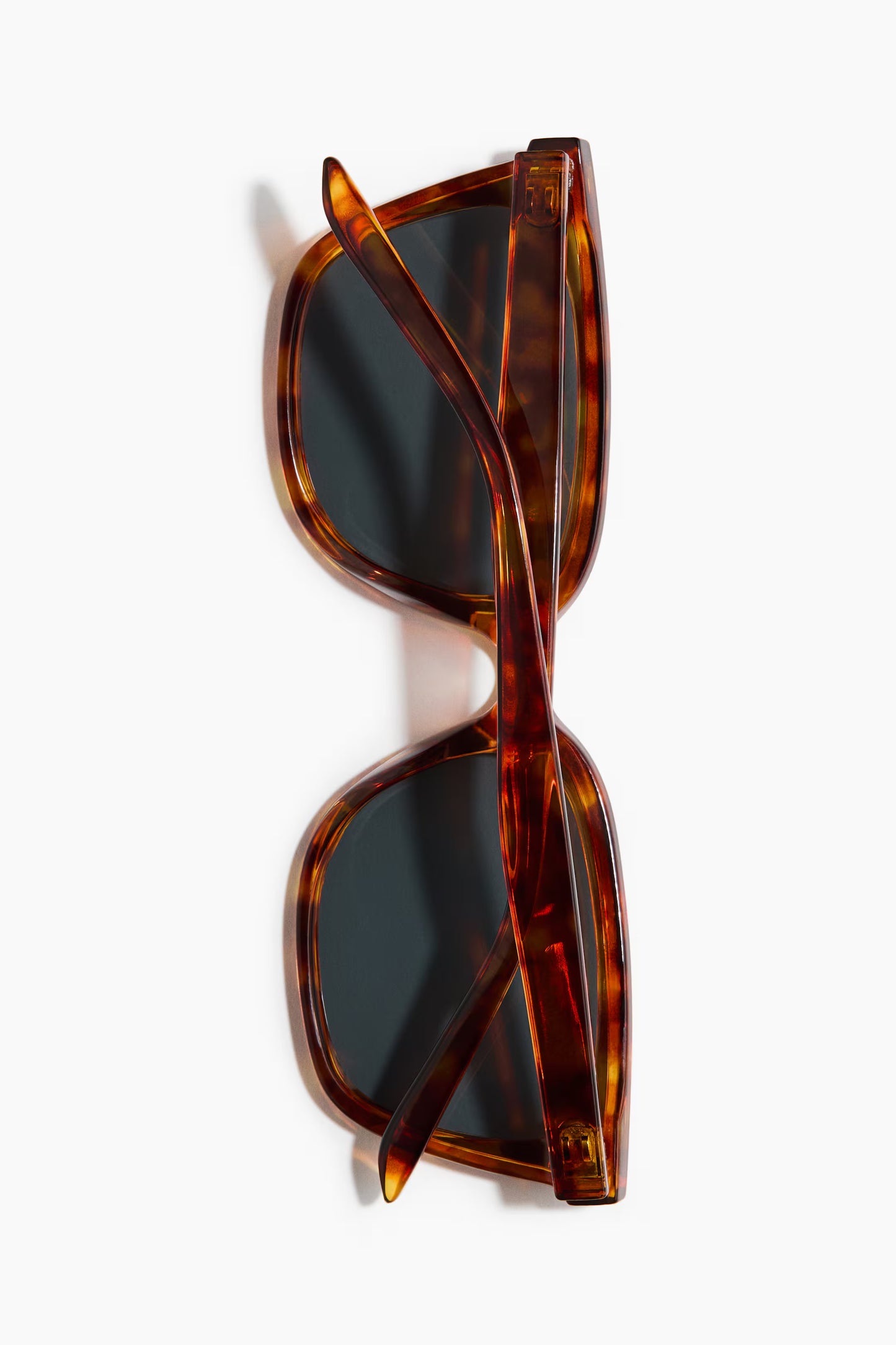 Lunettes de soleil carrées avec protection UV.