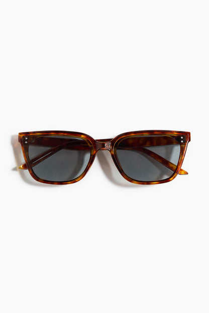 Lunettes de soleil carrées avec protection UV.