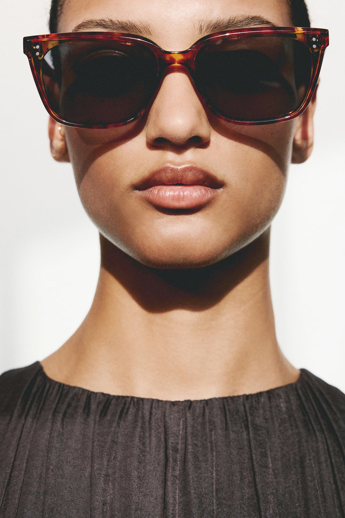 Lunettes de soleil carrées avec protection UV.
