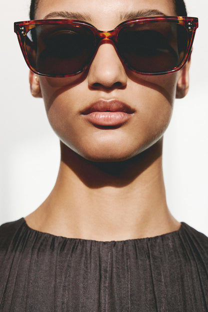 Lunettes de soleil carrées avec protection UV.