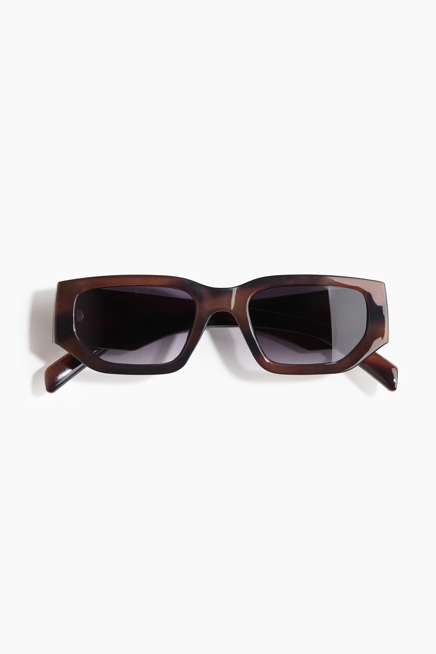 Lunettes de soleil rectangulaires avec protection UV.