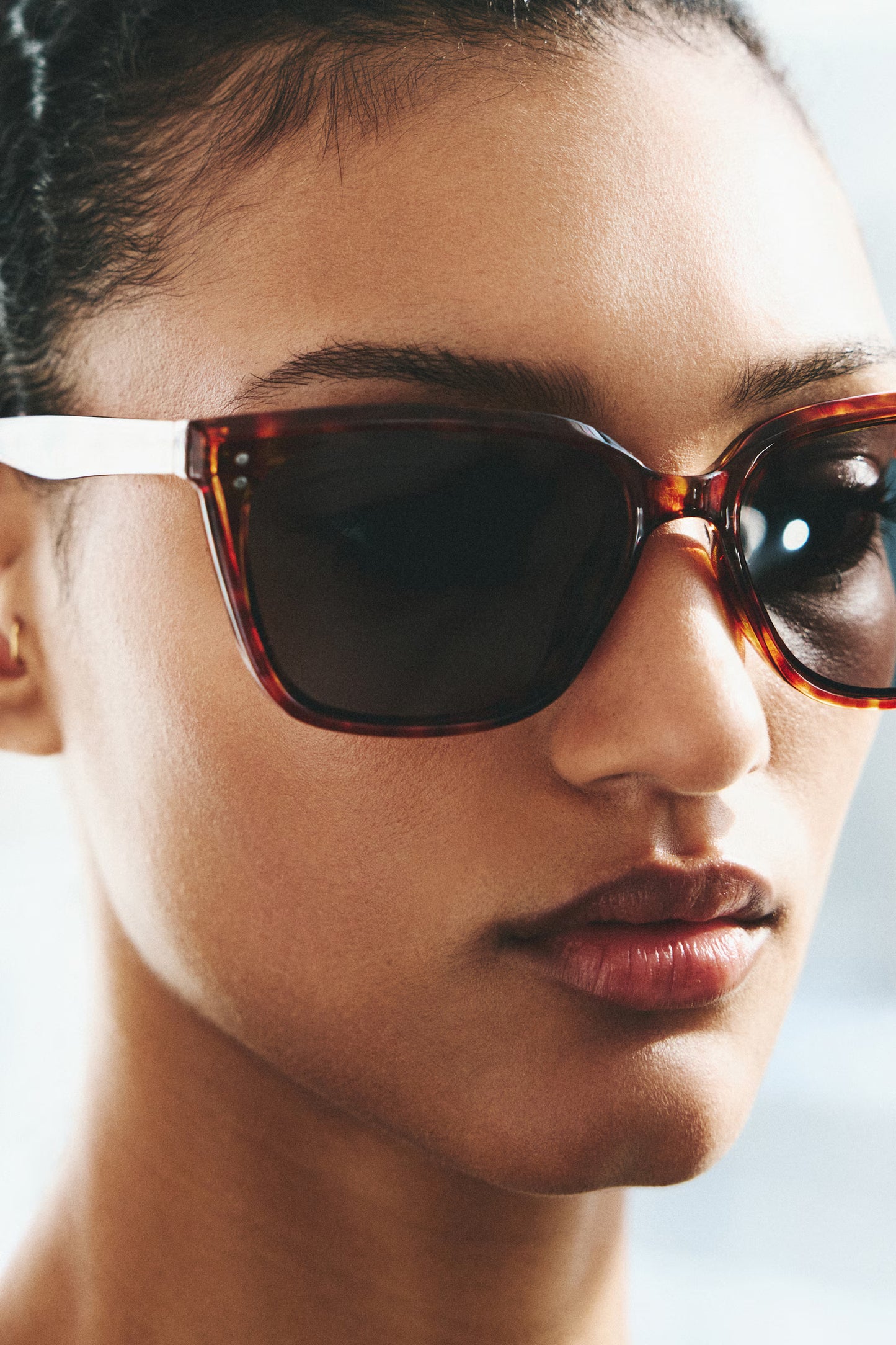 Lunettes de soleil carrées avec protection UV.