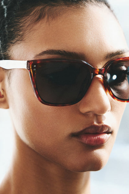 Lunettes de soleil carrées avec protection UV.